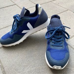 Veja navy and white Náutico